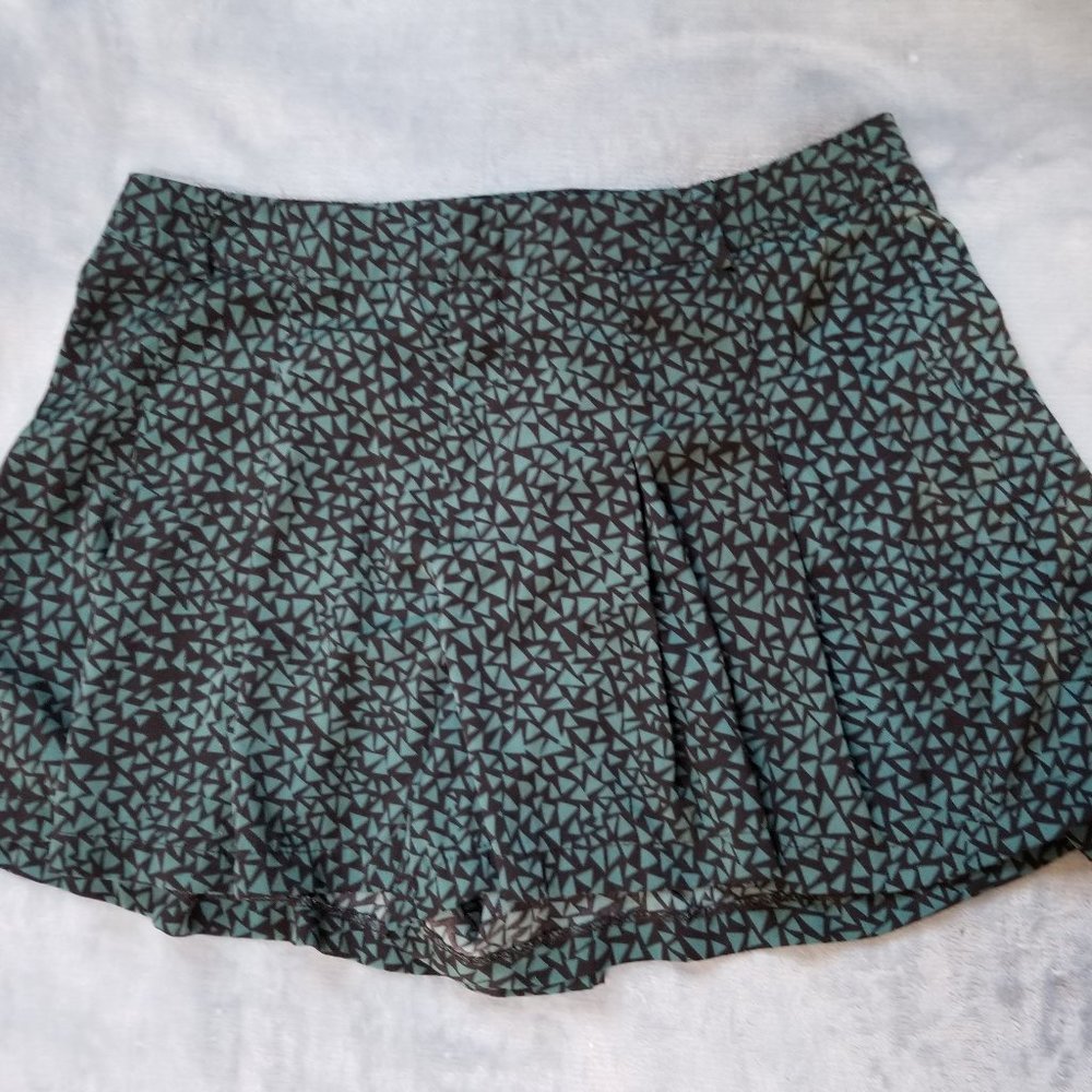 Mustard Seed Skort Women's Medium Green and Black Print.